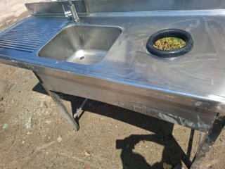 Fregadero industrial metálico con escurridor