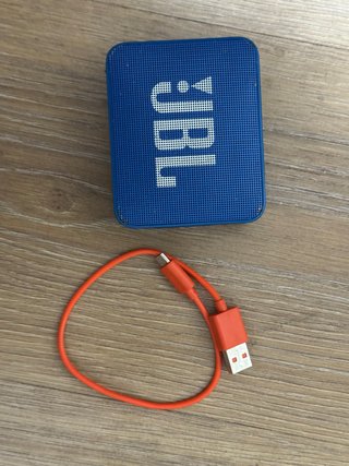Altavoz JBL Azul con Cable Cargador Naranja