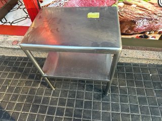 Se vende mobiliario para comercio o restaurante *
