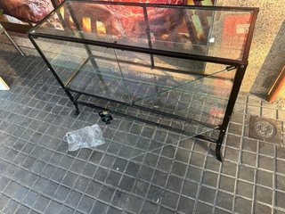 Se vende mobiliario para comercio o restaurante *
