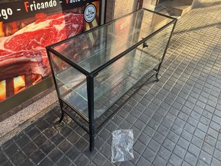 Se vende mobiliario para comercio o restaurante *