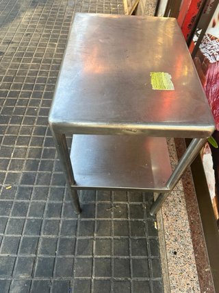Se vende mobiliario para comercio o restaurante *