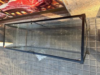 Se vende mobiliario para comercio o restaurante *