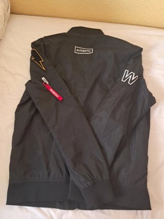 Cazadora Zara Man negra con parches