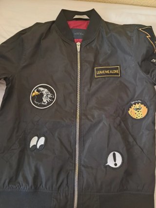 Cazadora Zara Man negra con parches