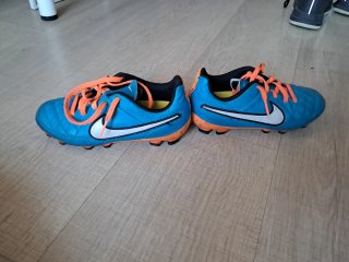 Botas de fútbol Nike Tiempo azul y naranja 31,5