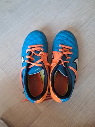 Botas de fútbol Nike Tiempo azul y naranja 31,5