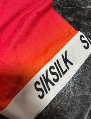 Camiseta SikSilk degradado naranja y rosa