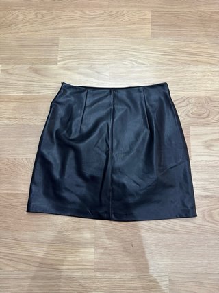 Falda cuero Stradivarius T.34