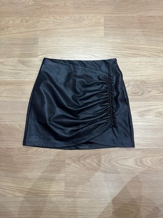 Falda cuero Stradivarius T.34