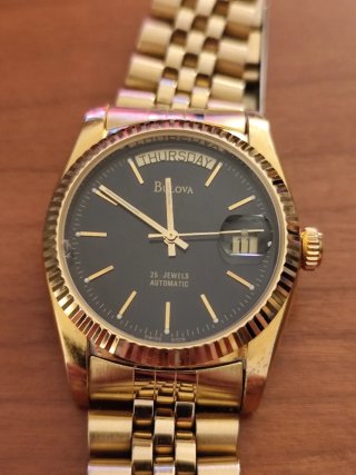 Reloj Bulova Automático Dorado Día Fecha