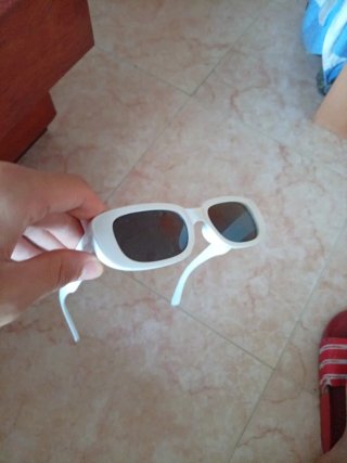 Gafas de sol blancas con cristal negro