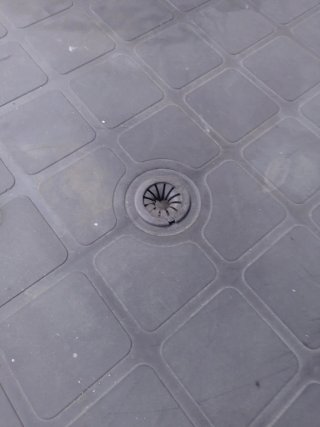 Tavolo rotondo da giardino marrone