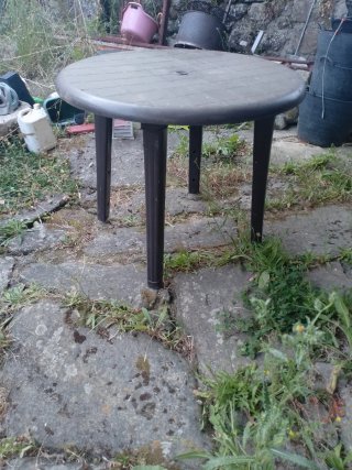 Tavolo rotondo da giardino marrone