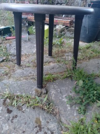 Tavolo rotondo da giardino marrone