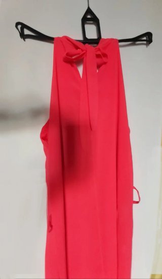 Vestido coral com missangas na gola