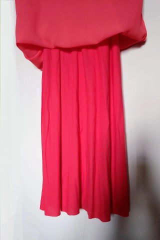 Vestido coral com missangas na gola