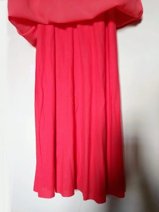 Vestido coral com missangas na gola