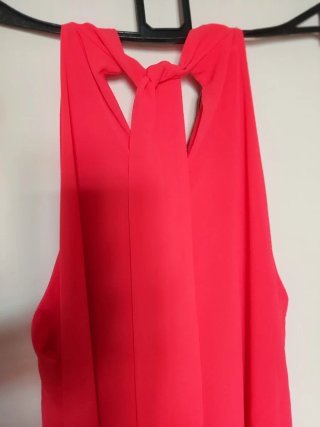 Vestido coral com missangas na gola