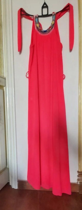 Vestido coral com missangas na gola