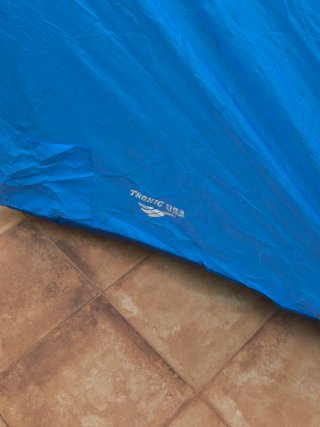 Tenda da campeggio semi-aperta blu e viola