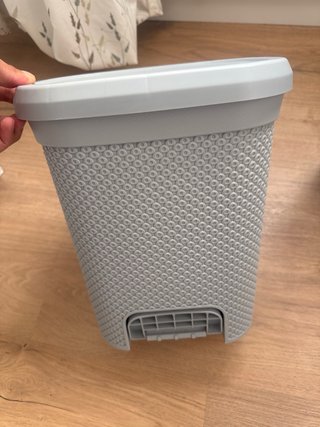 Papeleras de plástico grises para escritorio