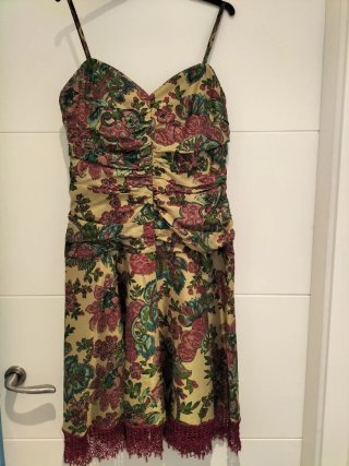 Vestido floral amarillo con encaje