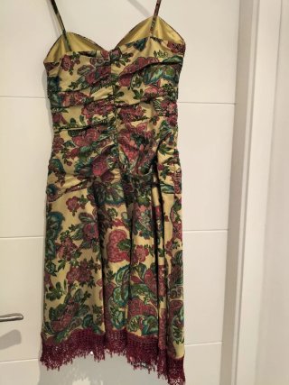 Vestido floral amarillo con encaje