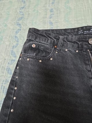 Pantalón vaquero negro Stradivarius. T. 40.