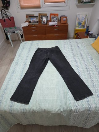 Pantalón vaquero negro Stradivarius. T. 40.