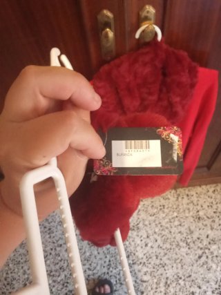 Cárdigan rojo con cuello de pelo
