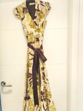 Vestido de fiesta floral beige y verde