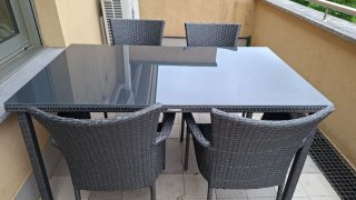 Mesa de exterior con sillas de mimbre