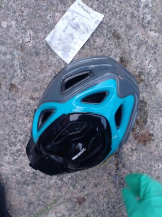 Casco de bicicleta negro y azul