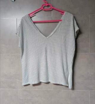 Camiseta de rayas gris y blanca