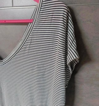 Camiseta de rayas gris y blanca