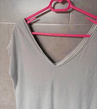 Camiseta de rayas gris y blanca