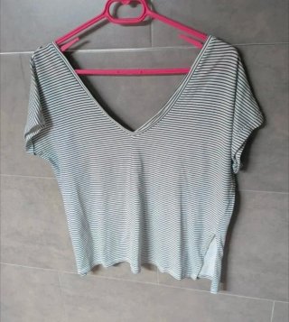 Camiseta de rayas gris y blanca