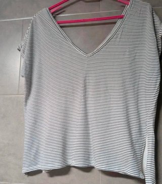 Camiseta de rayas gris y blanca