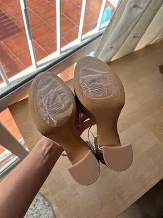 Tacones dorados con pedrería