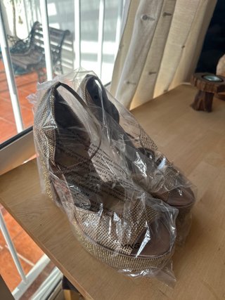 Tacones dorados con pedrería