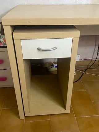 Scrivania con cassettiera e scaffale