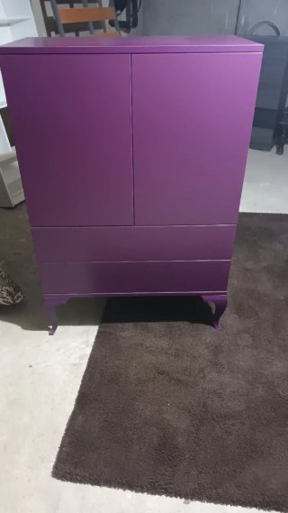 Cómoda morada con 2 cajones y 2 estantes