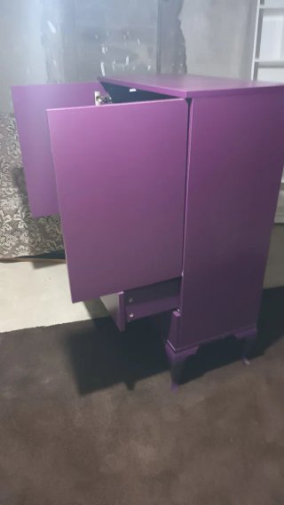 Cómoda morada con 2 cajones y 2 estantes