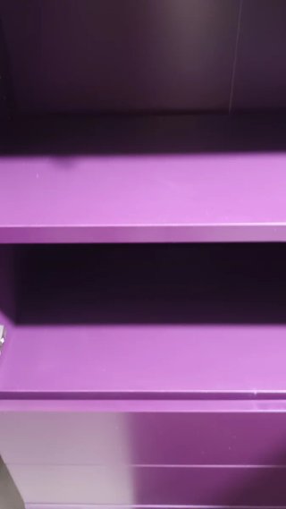 Cómoda morada con 2 cajones y 2 estantes