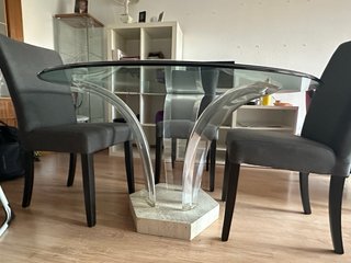 Tavolo da pranzo rotondo in vetro e pietra