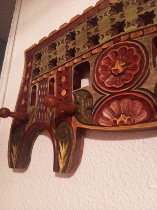Perchero rústico de madera decorado 52×32×3 cmts