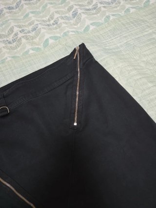Falda negra. Talla 38. Con detalles cremalleras.