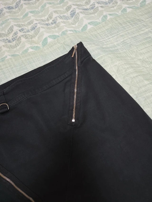 Falda negra. Talla 38. Con detalles cremalleras.