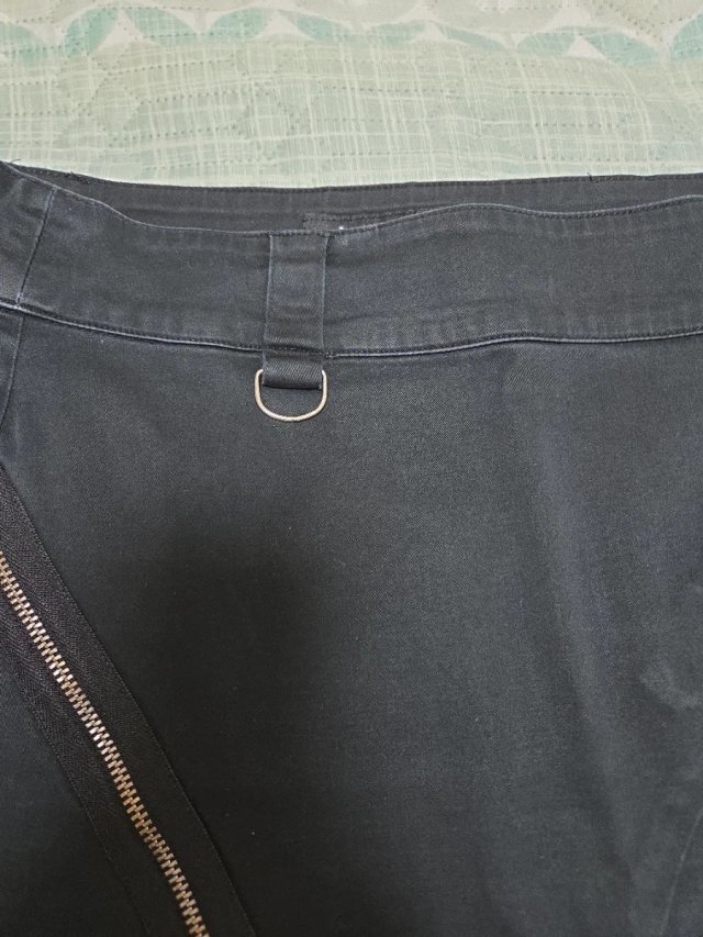 Falda negra. Talla 38. Con detalles cremalleras.